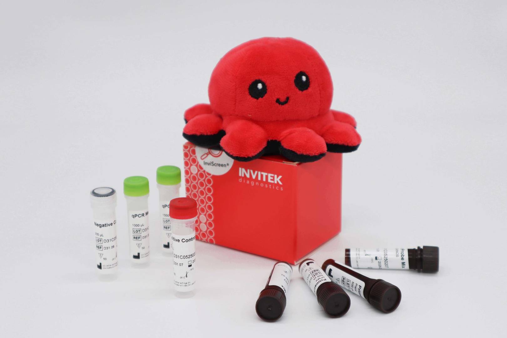 Box packaging of the InviScreen® GMO Detection Kit (35S/NOS/FMV/pat/bar) with reagents.